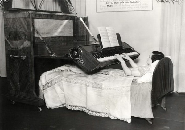 Лежачее пианино, для прикованных к постели (Великобритания, 1935).
Нажми, чтобы посмотреть в полный размер Лежачее пианино, для прикованных к постели (Великобритания, 1935).
Увеличить