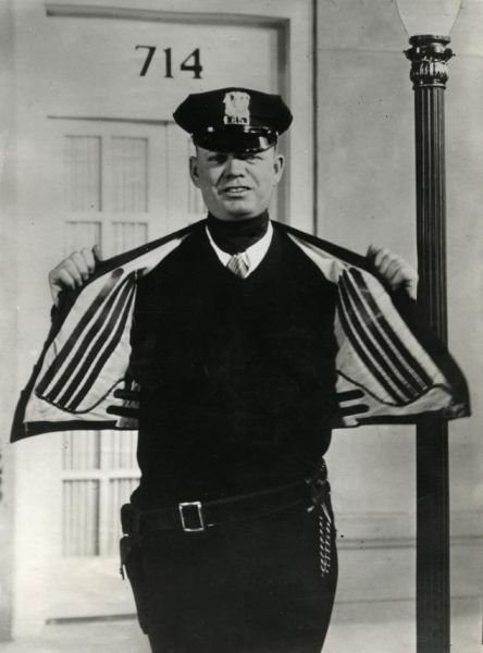 Куртка с электроподогревом (США, 1932).
Нажми, чтобы посмотреть в полный размер Куртка с электроподогревом (США, 1932).
Увеличить